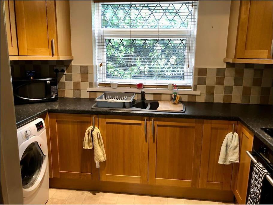 Lovely One-Bed Condo With Free Parking On Premises 선덜랜드 외부 사진